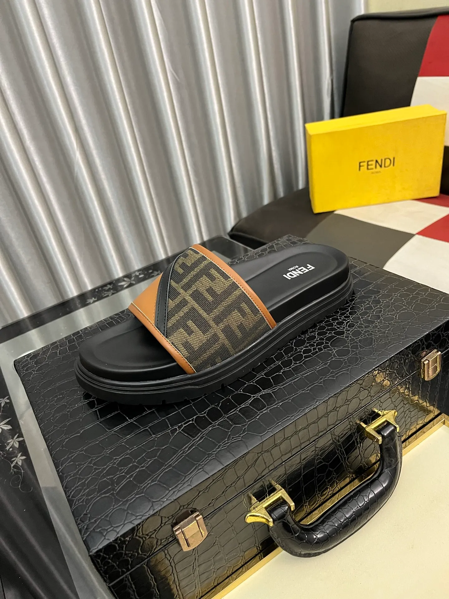 Men's men's shoes💰320⌚️⌚️FENDI Fendi slippers and sandals are shipped💄How can this summer be without the blessing of little monsters💄Original imported special hardware decorative pattern➕Original private model outsole! Details determine success or failure, good quality is not afraid of magnifying details! It feels super comfortable on your feet! This summer you need a pair of trendy, cool and comfortable sandals👣 Standard size: 38-443️⃣Colors available